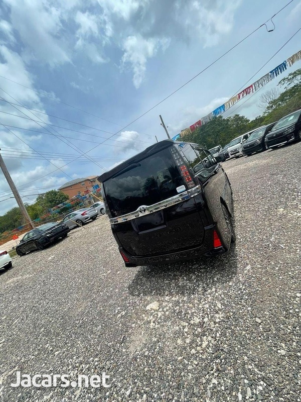 Toyota Voxy 2,0L 2014-8