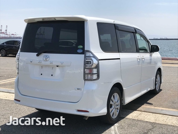 Toyota Voxy 2,0L 2013-10