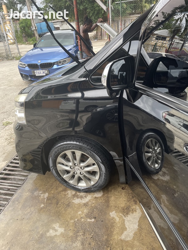 Toyota Voxy 2,0L 2012-4