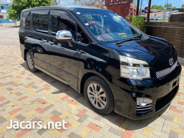 Toyota Voxy 1,8L 2013-1