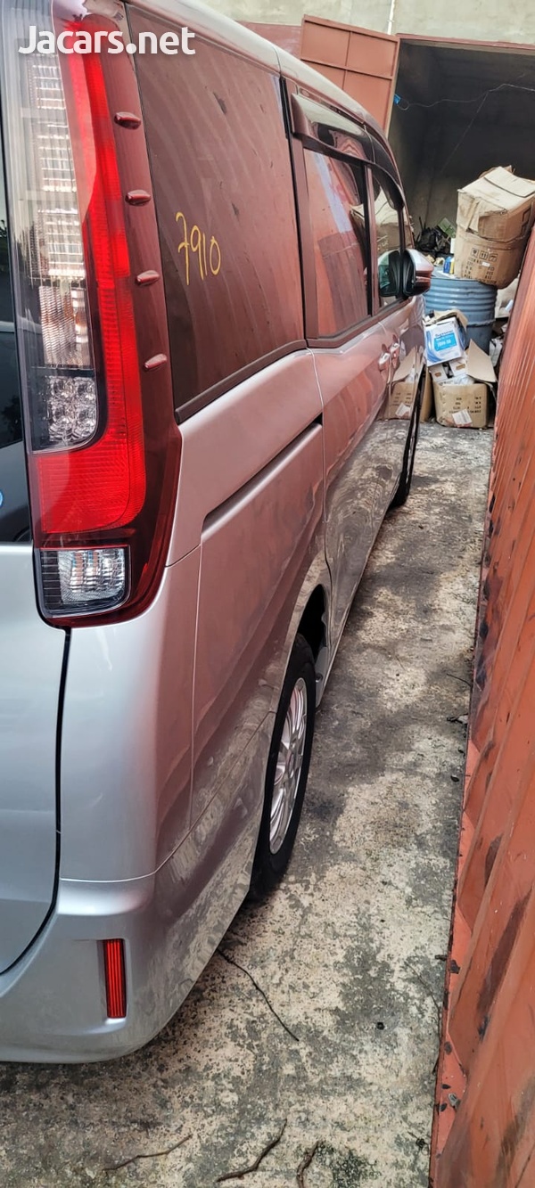 Toyota Noah 2,0L 2016-4