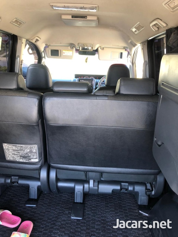 Toyota Voxy 2,0L 2013-4