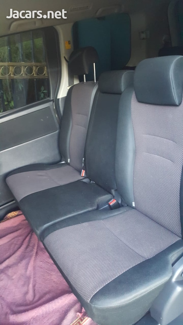Toyota Voxy GS 2011-6