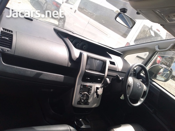Toyota Voxy 2,0L 2013-9