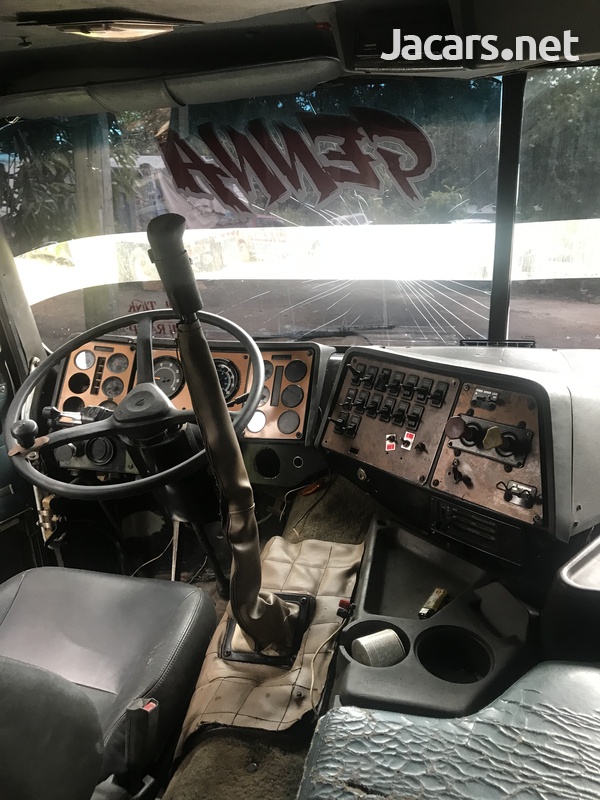 International tip truck-5