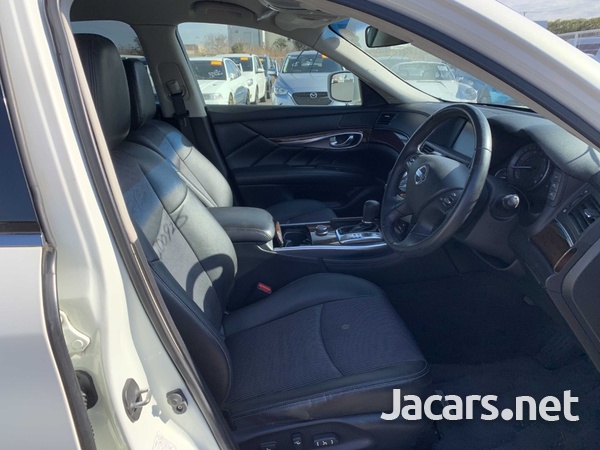 Nissan Fuga 3,0L 2013-7