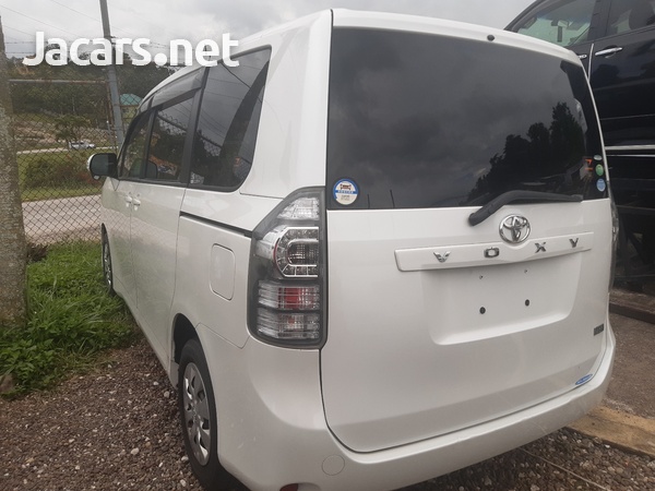 Toyota Voxy 2,0L 2013-4
