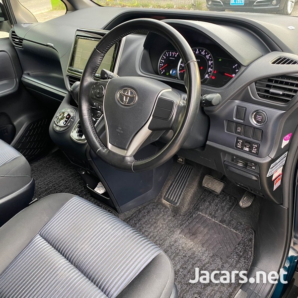 Toyota Voxy 2,0L 2014-4