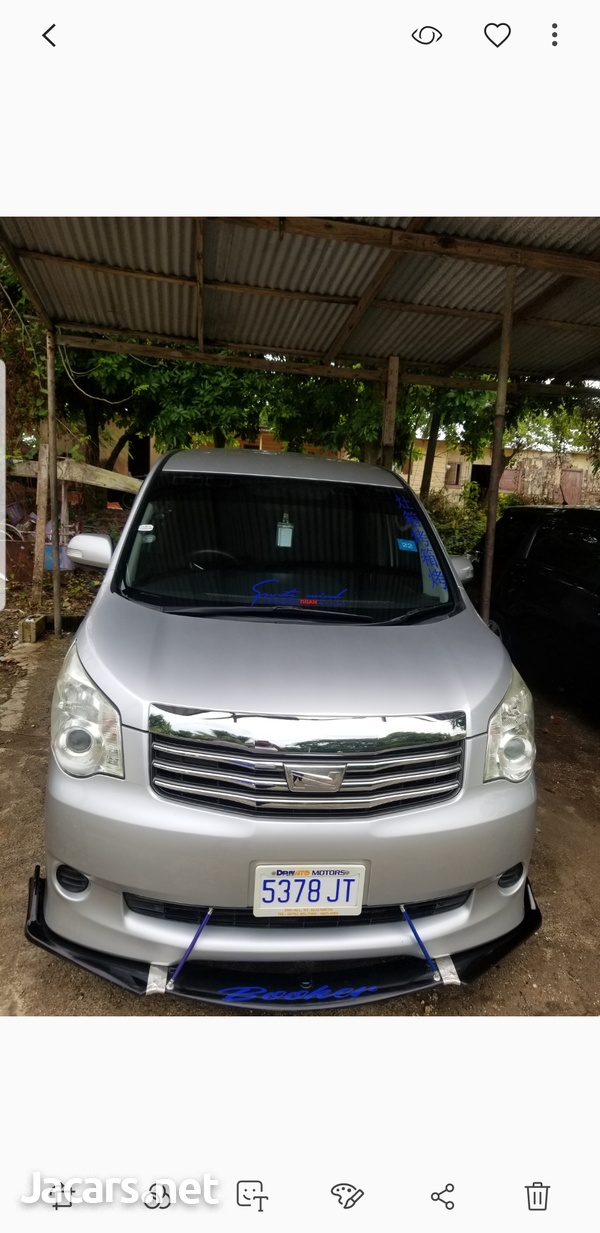 Toyota Noah 2,0L 2011-3