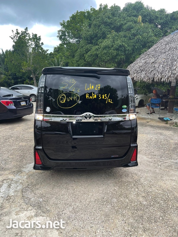 Toyota Voxy 2,0L 2014-5
