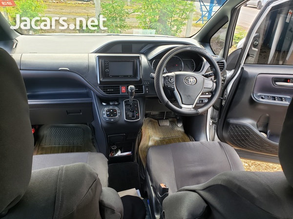Toyota Voxy 2,0L 2016-13