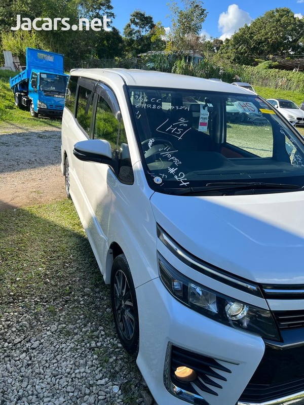 Toyota Voxy 2,0L 2014-11