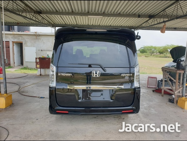 Honda Stepwgn Spada 2,0L 2013-5