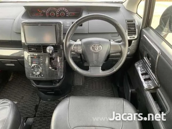 Toyota Voxy 2,0L 2013-5