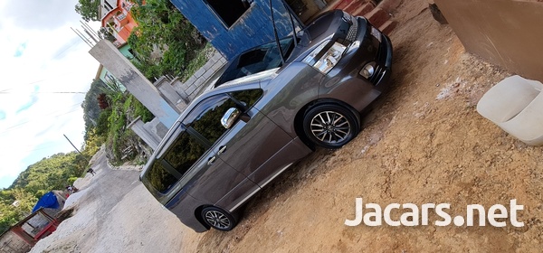Toyota Voxy 2,0L 2012-1