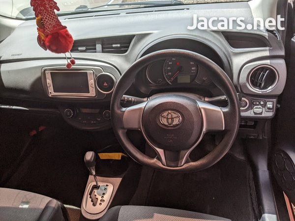 Toyota Vitz 1,0L 2014-8