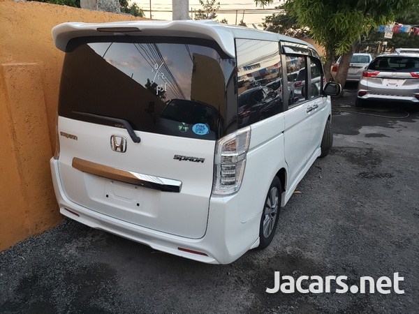 Honda Stepwgn Spada 2,0L 2013-4