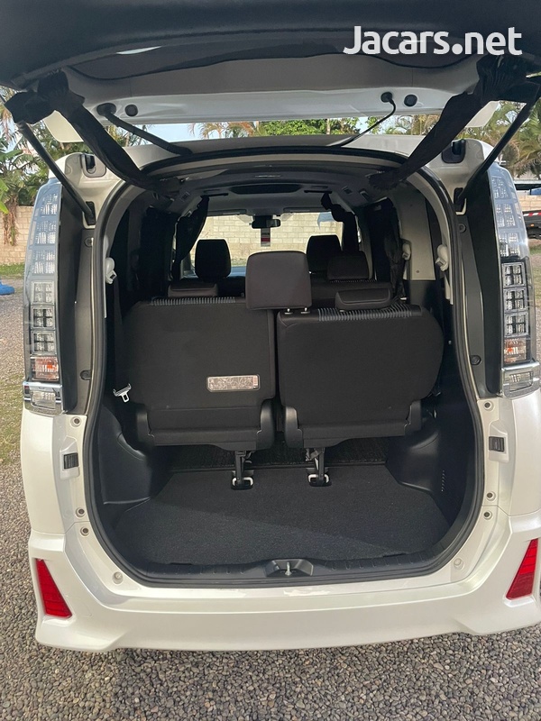 Toyota Voxy 2,0L 2017-6