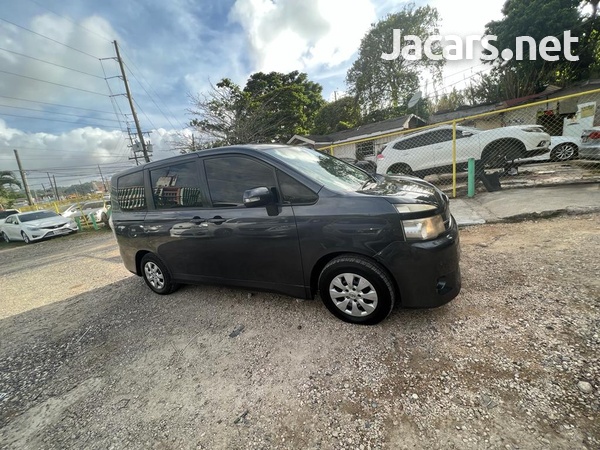 Toyota Voxy 2,0L 2010-8