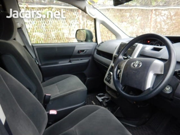 Toyota Noah 1,8L 2013