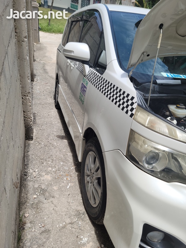 Toyota Voxy 2,0L 2010-6