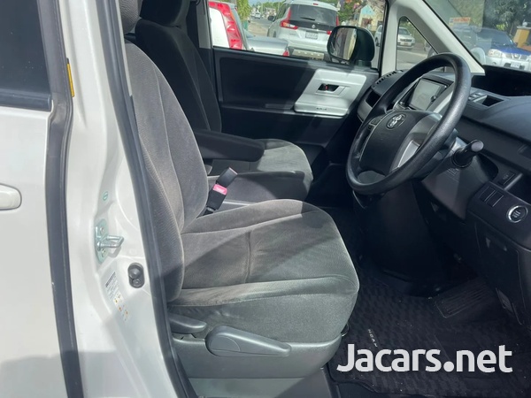 Toyota Noah 2,0L 2013-7