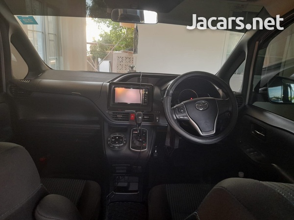 Toyota Voxy 2,0L 2015-9