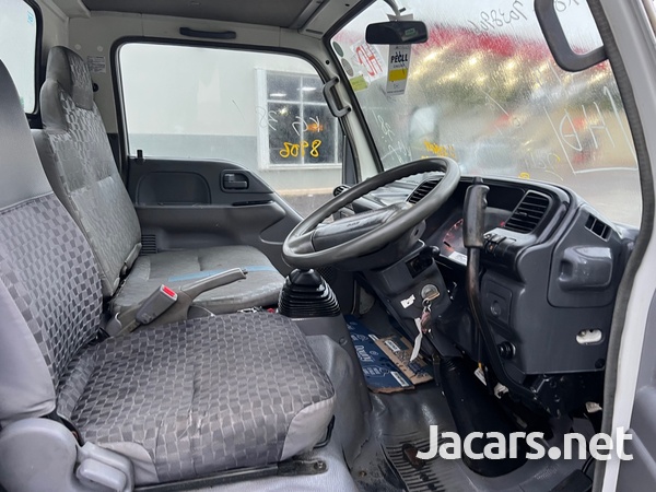 2006 Isuzu Truck-8