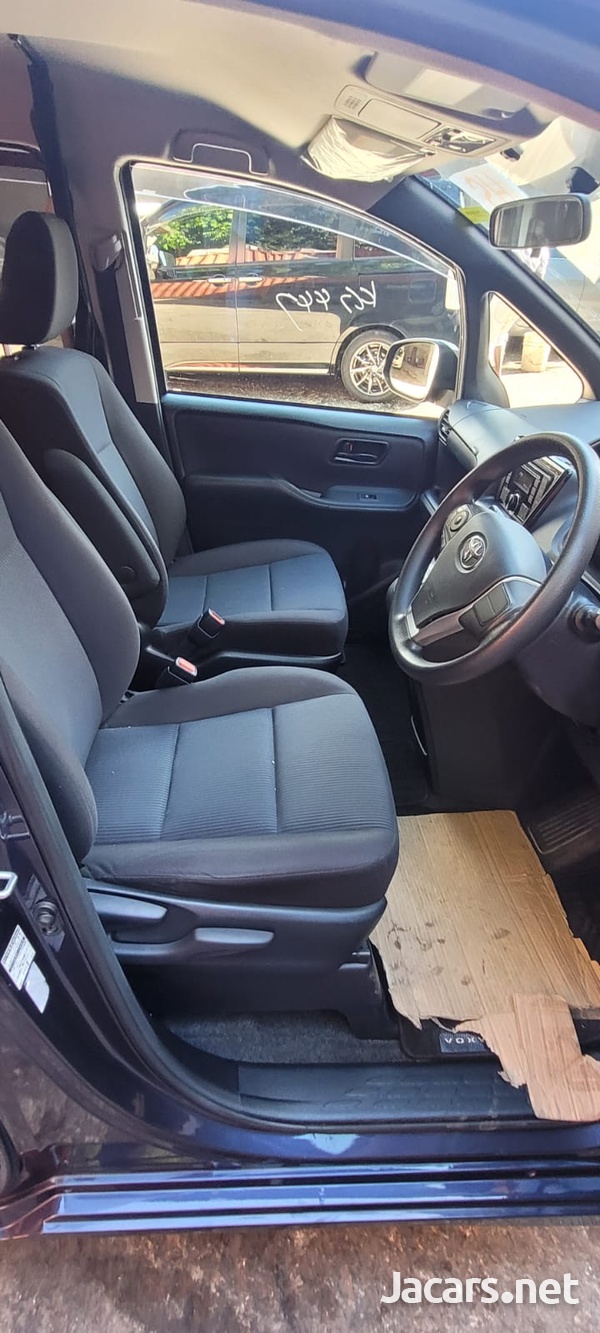Toyota Voxy 2,0L 2015-13