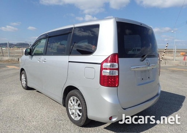 Toyota Noah 2,0L 2013-2