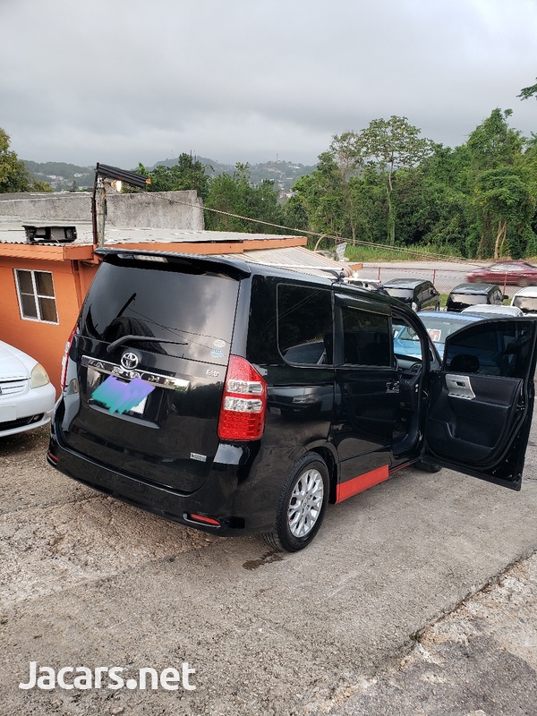 Toyota Noah 2,0L 2011-6