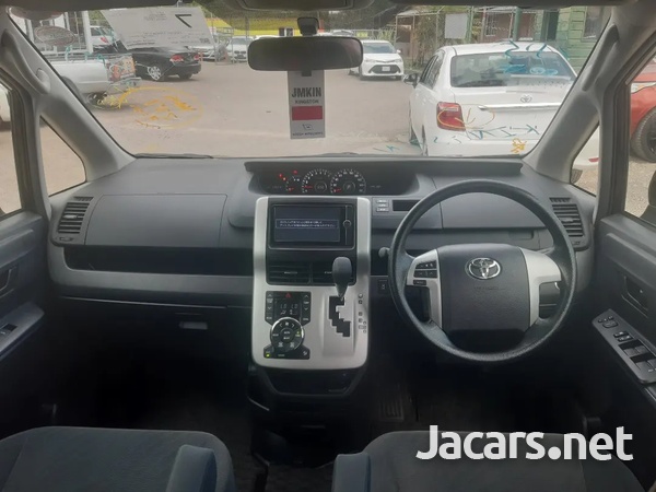 Toyota Voxy 2,0L 2013-5