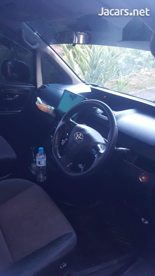 Toyota Voxy GS 2011-7