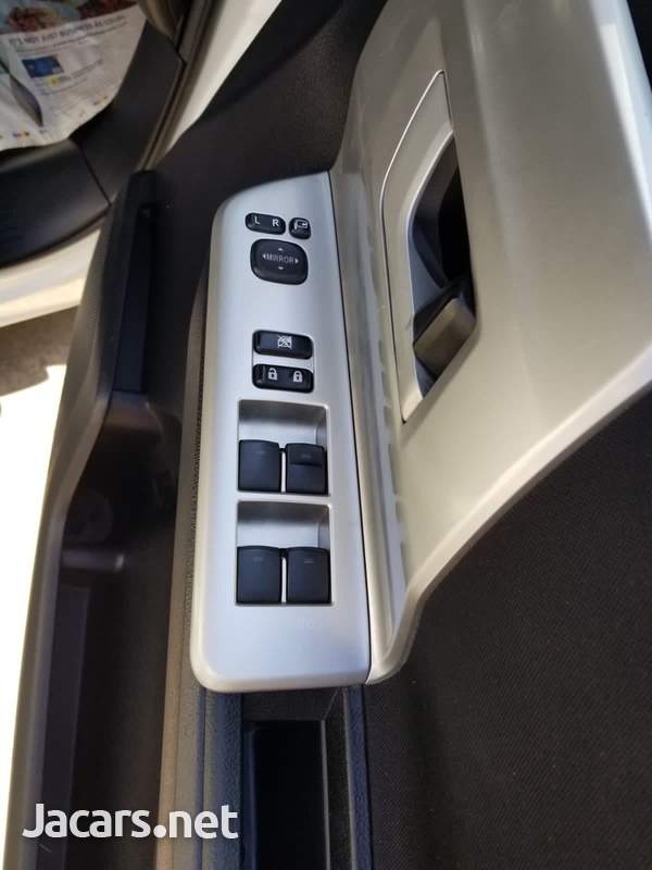 Toyota Voxy 2,0L 2012-6