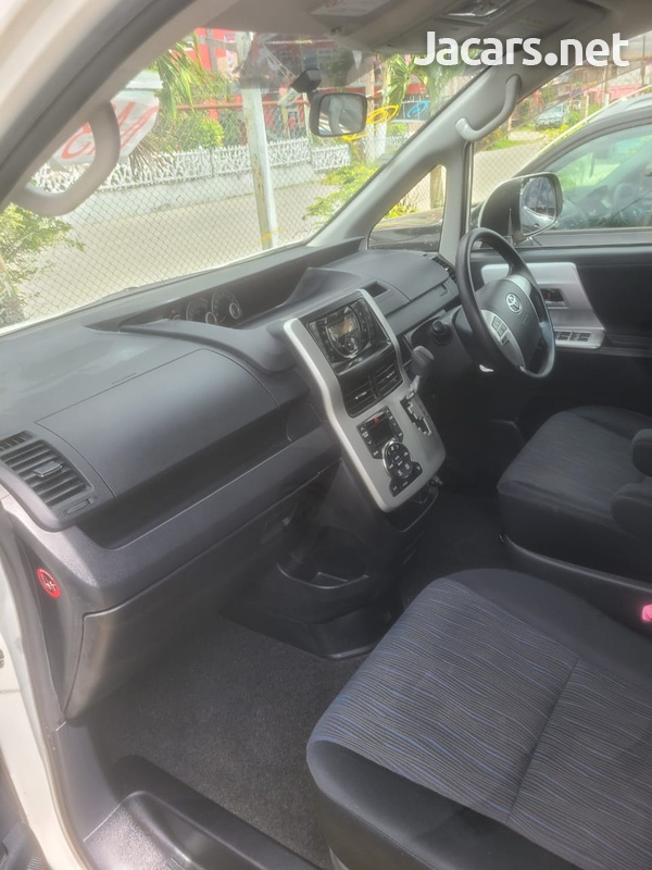 Toyota Noah 2,0L 2013-2