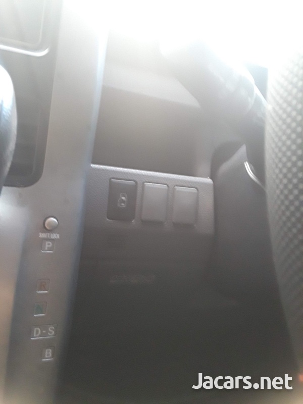 Toyota Voxy 2,0L 2010-7