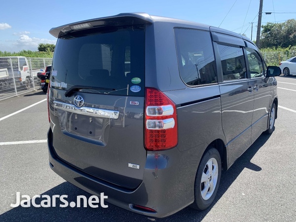 Toyota Noah 2,0L 2013-1