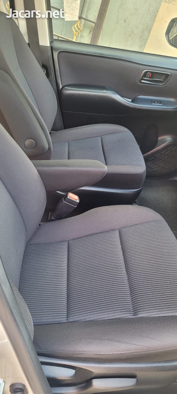 Toyota Voxy 2,0L 2014-11