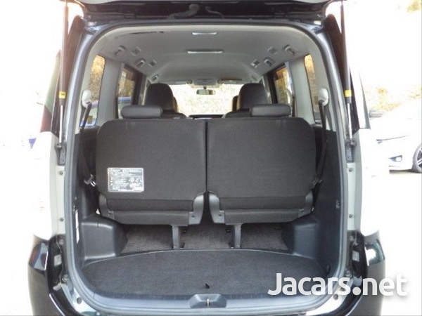 Toyota Voxy 2,0L 2013-12
