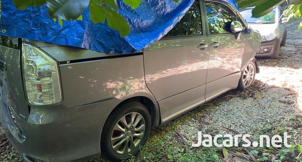 Toyota Voxy 2,0L 2012-6