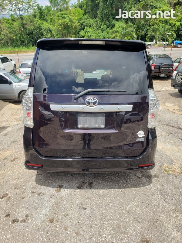 Toyota Voxy 2,0L 2011-4