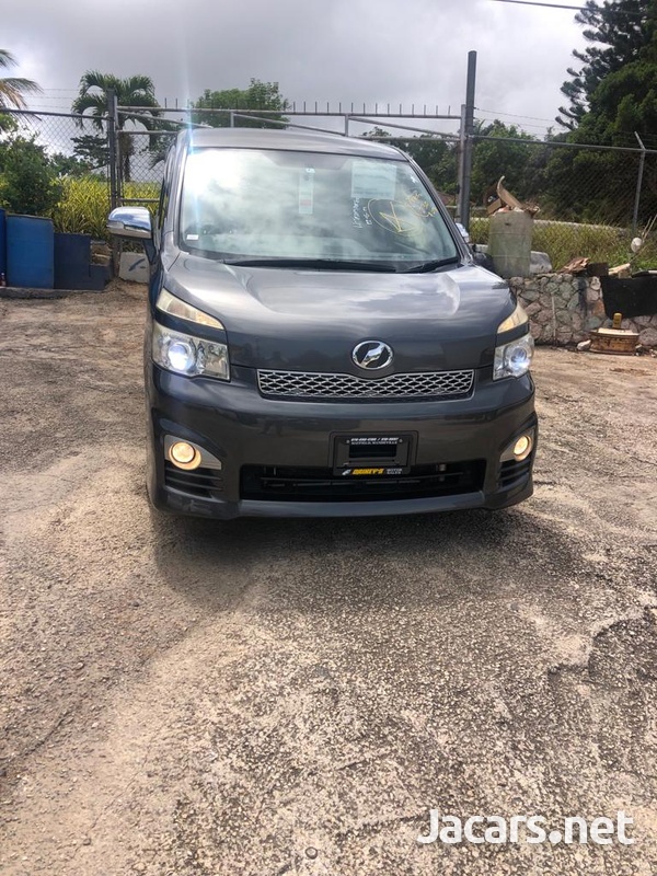 Toyota Voxy 2,0L 2013-1