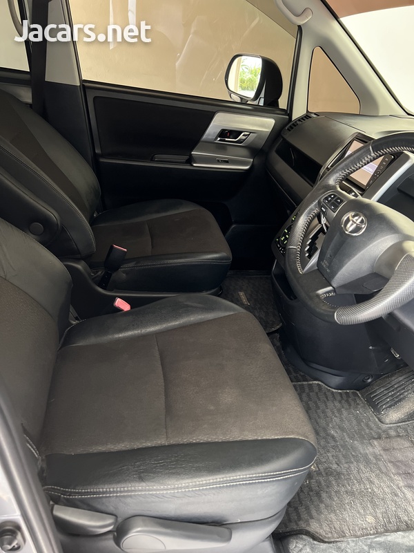 Toyota Voxy 2,0L 2012-6