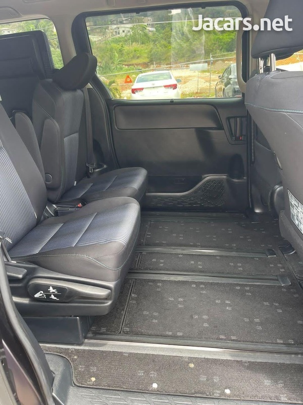 Toyota Voxy 2,0L 2014-3
