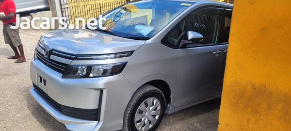 Toyota Voxy 2,0L 2014-2