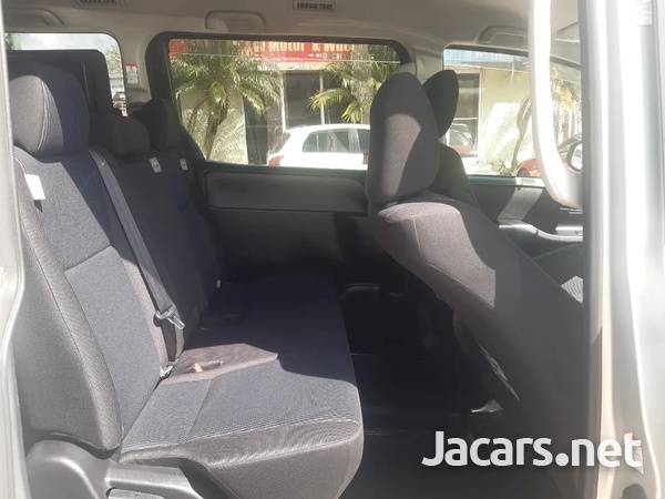 Toyota Voxy 2,0L 2014-7