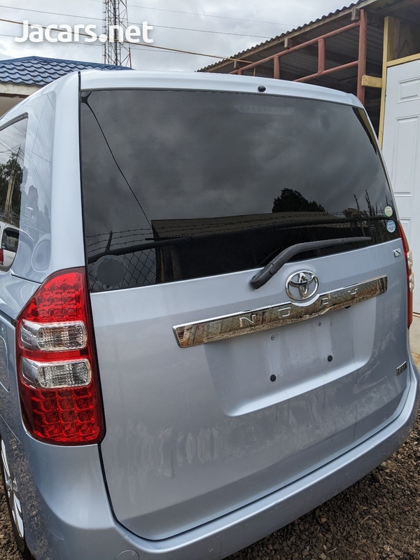 Toyota Noah 1,9L 2011-5