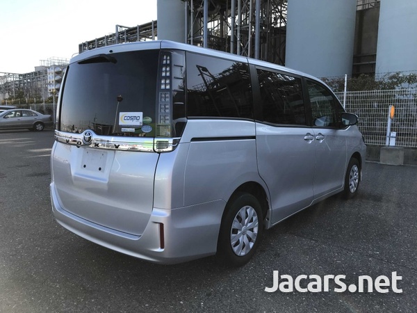 Toyota Voxy 2,0L 2016-4
