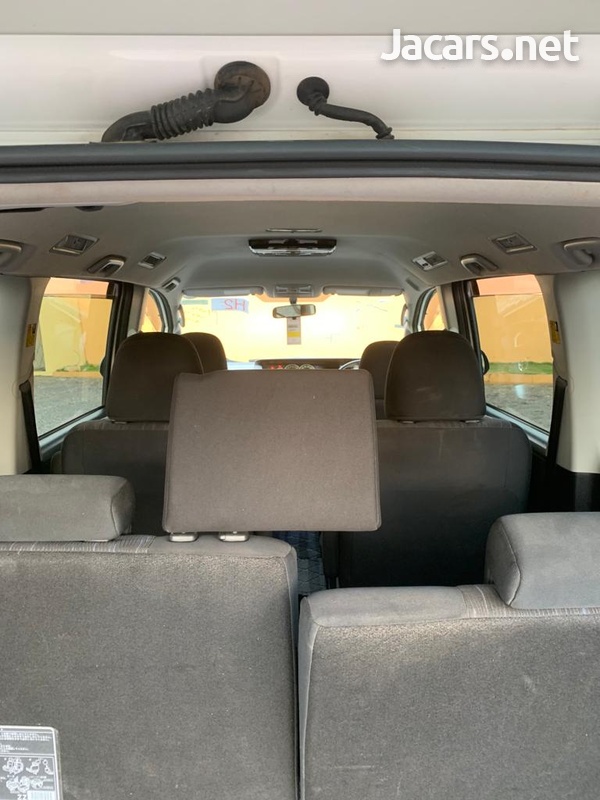 Toyota Voxy 2,0L 2012-3