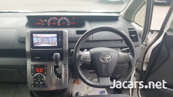 Toyota Voxy 2,0L 2013-4